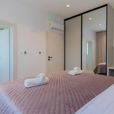 New! Dalmatia With Sauna, Hot Tub, Heated Pool Grubine