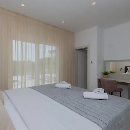 Villa New! Dalmatia With Sauna, Hot Tub, Heated Pool *