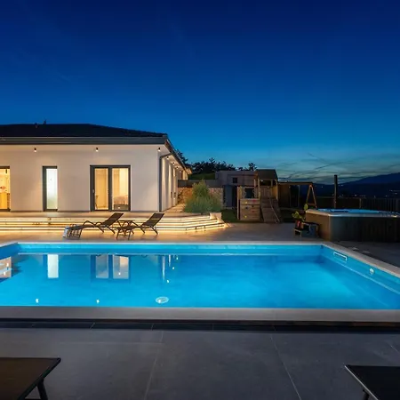 Dalmatia With Sauna, Hot Tub, Heated Pool *