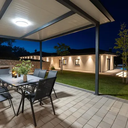 Dalmatia With Sauna, Hot Tub, Heated Pool *