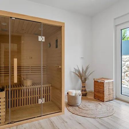 Dalmatia With Sauna, Hot Tub, Heated Pool *